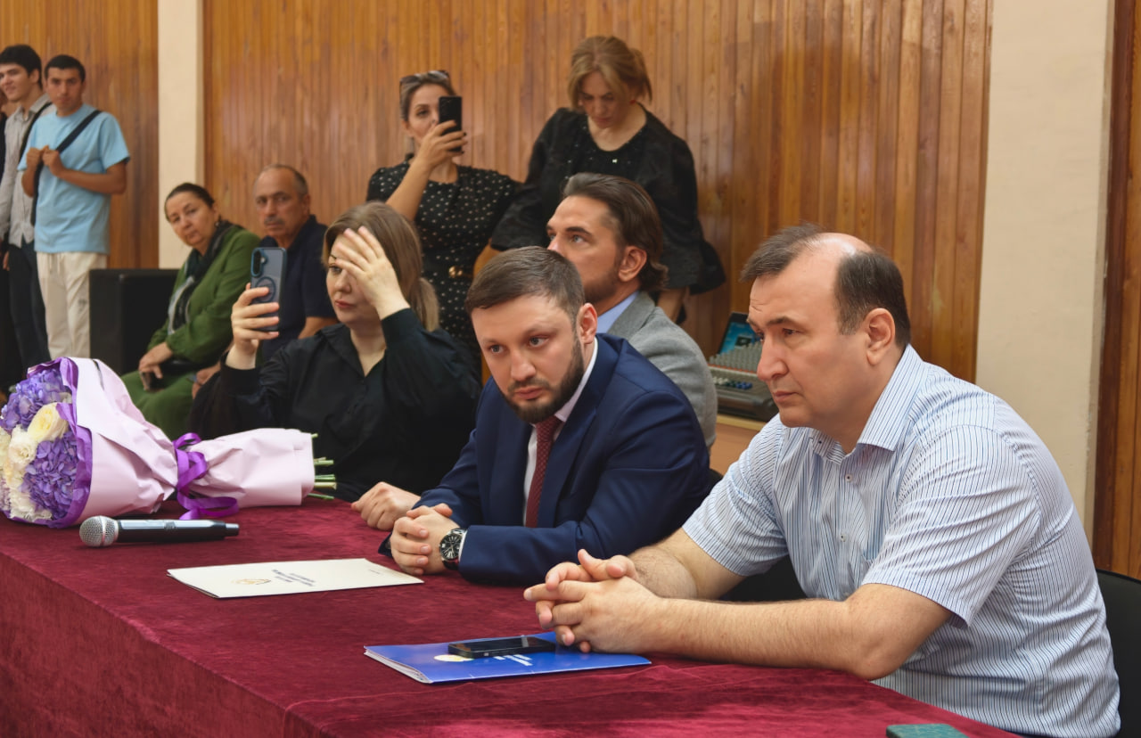 Джамбулат Гаджиев поздравил студентов Автомобильно-дорожного колледжа с Днём знаний